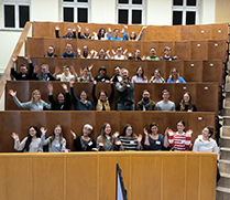 32 Studierende sitzen im Hörsaal.